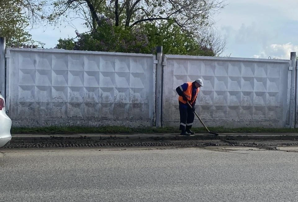 Специалисты муниципальных коммунальных предприятий «БиОз» и «Комсервис» проводят влажную уборку городских дорог и тротуаров