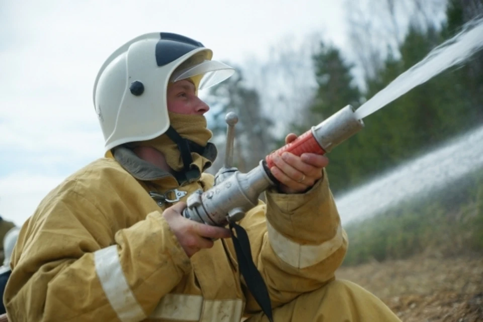 Обливать пожарных водой - многолетняя традиция