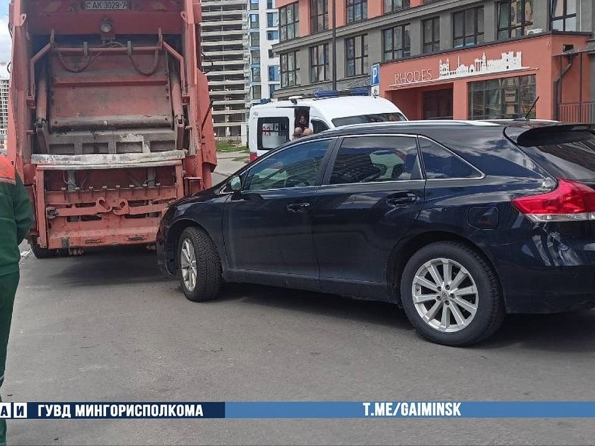 Получила удар передней дверью и упала на дорогу». Мусоровоз врезался в  легковушку в «Минск-Мире» - KP.RU