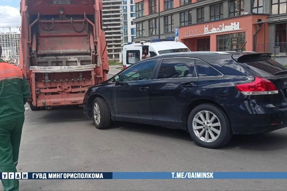 В Минске мусоровоз сдавал назад и врезался в легковушку, пострадала водитель. Фото: УГАИ ГУВД Мингорисполкома.