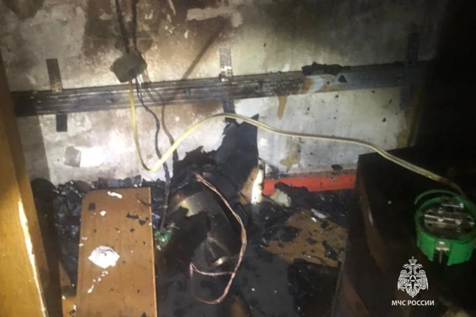 Из-за неисправного электрочайника в Шахтах чуть не погиб человек и выгорела квартира. Фото: ГУ МЧС по Ростовской области