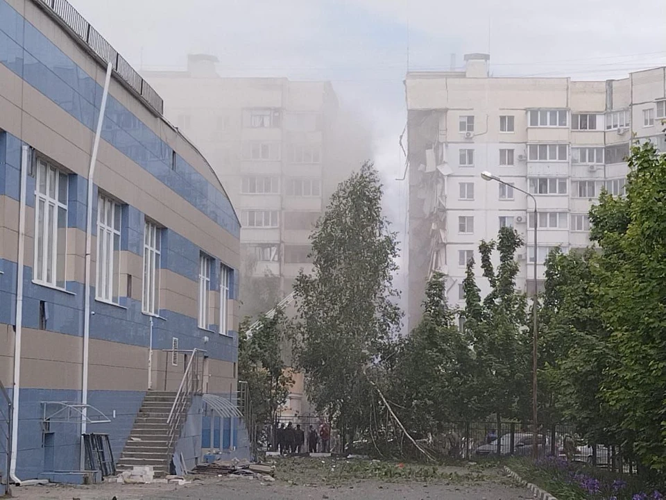 Возгорание возникает в завалах рухнувшего подъезда жилого дома в Белгороде