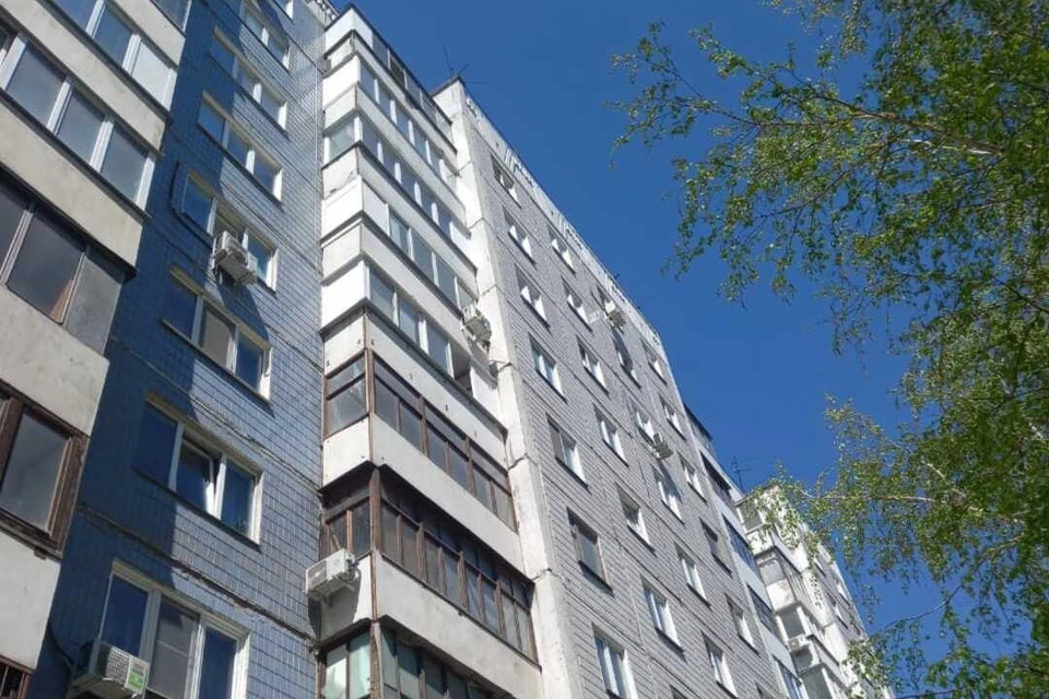 На номер 112 поступило сообщение, что в одном из домов по улице Шумакова в окне 9 этажа стоит ребёнок