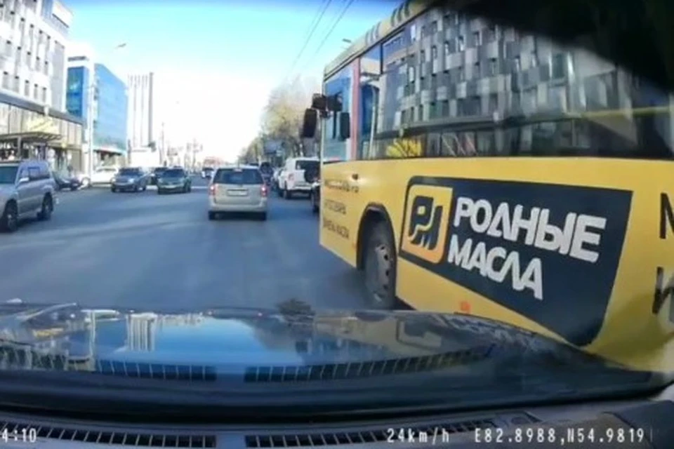 В Новосибирске водитель пассажирского автобуса проехал по встречке. Фото: видеорегистратор / АСТ-54