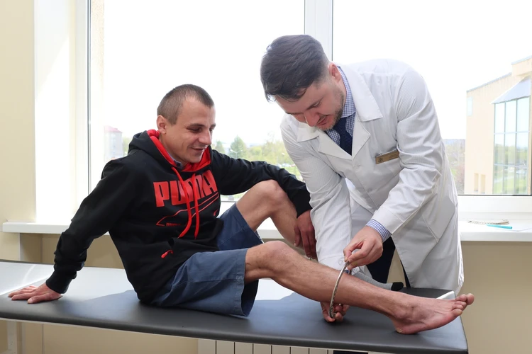 «Вылечат, буду в футбол играть»: курганские врачи восстанавливают ногу «хрустального» мужчины, за плечами которого десятки переломов