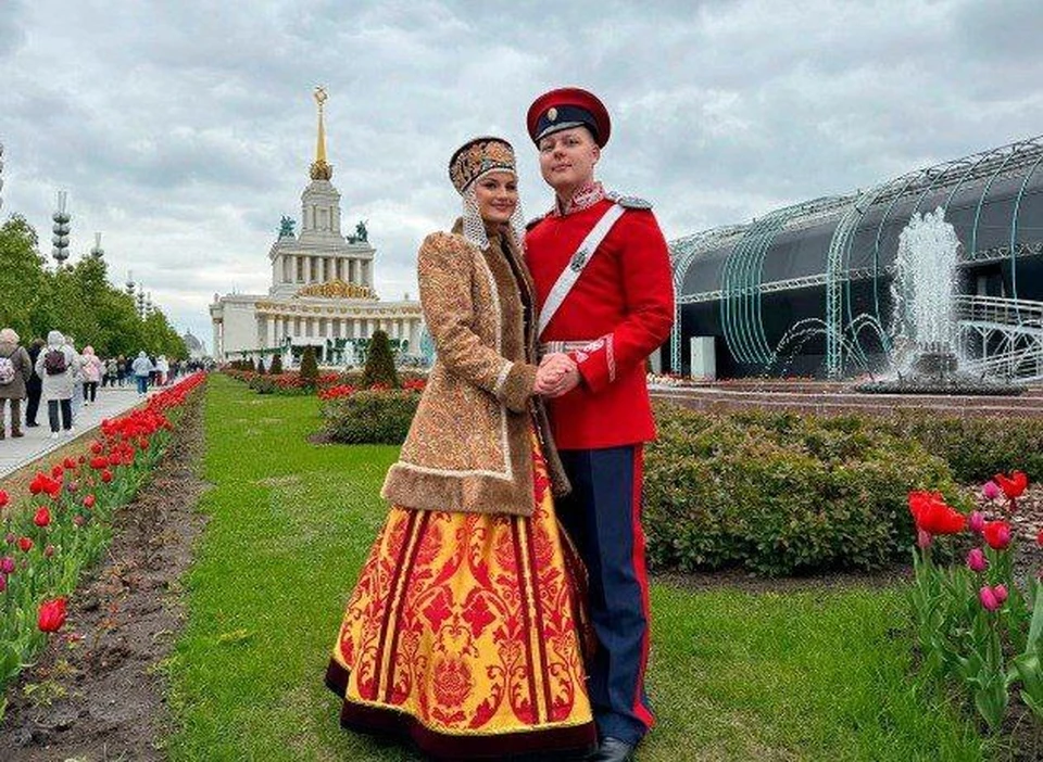 Виктория и Артем были в костюмах донских казаков 1812 года. Фото: пресс-служба РостГМУ