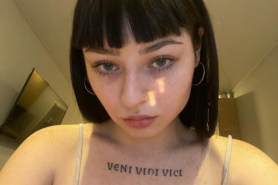 В январе девушка сделала себе новую татуировку на груди - Veni, vidi, vici (с латинского - «Пришел, увидел, победил»)