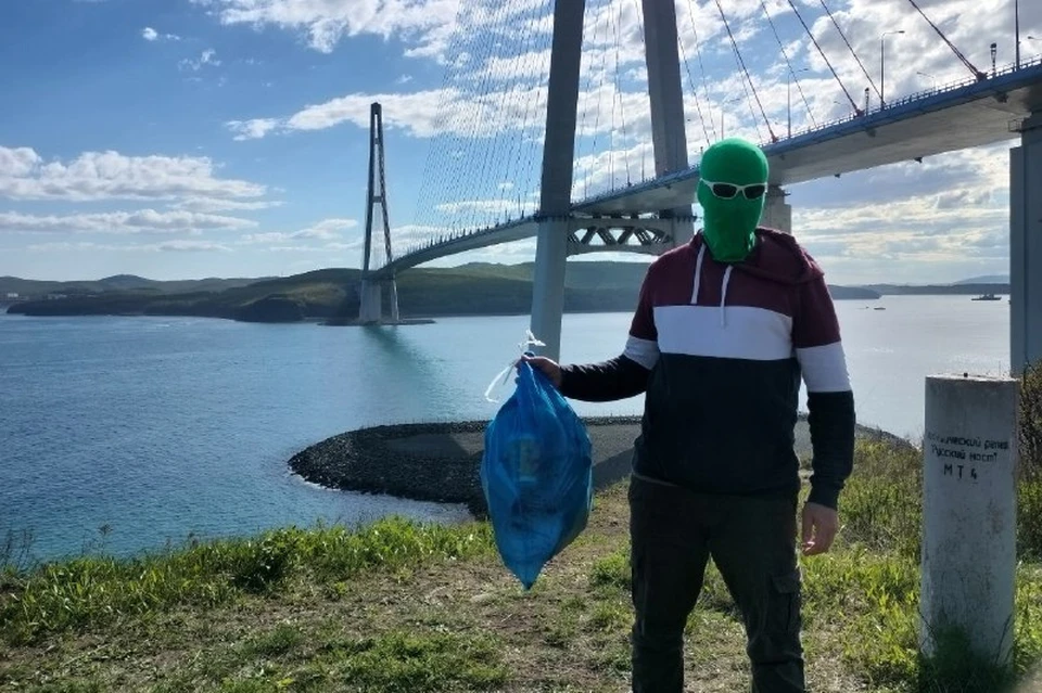 Герой в зеленой маске известен всей России. Фото: Чистомэн