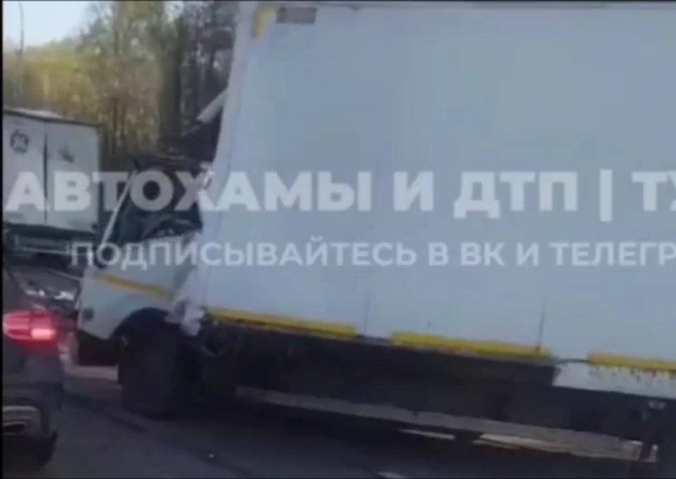 В Тульской области на трассе «Крым» столкнулись два грузовика. Фото: телеграм-канал «Автохамы и ДТП|Тула».