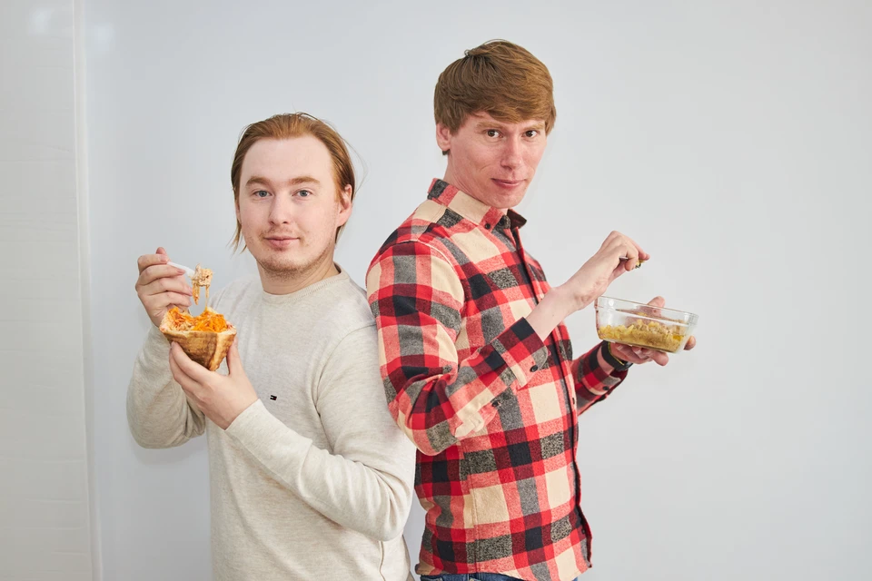 Дмитрий (слева) в ходе эксперимента питался в столовых и кафе, а Николай готовил дома.