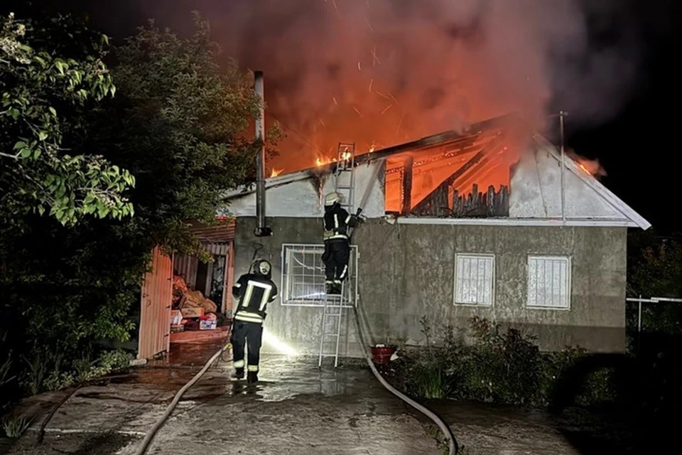 15 мая в станице Луганская на улице Красногвардейская в 0:35 горела крыша частного дома из-за неисправной электропроводки. Фото - МЧС ЛНР
