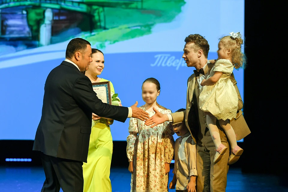 В числе награжденных губернатором оказались и победившие в номинации "Молодая семья" артисты Геннадий и Екатерина Бабиновы.