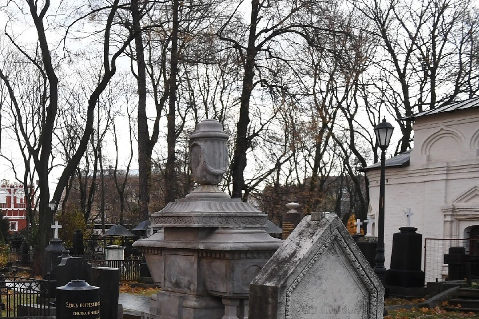 Сибиряки возмутились состоянием кладбищ, которые завалены мусором после зимы