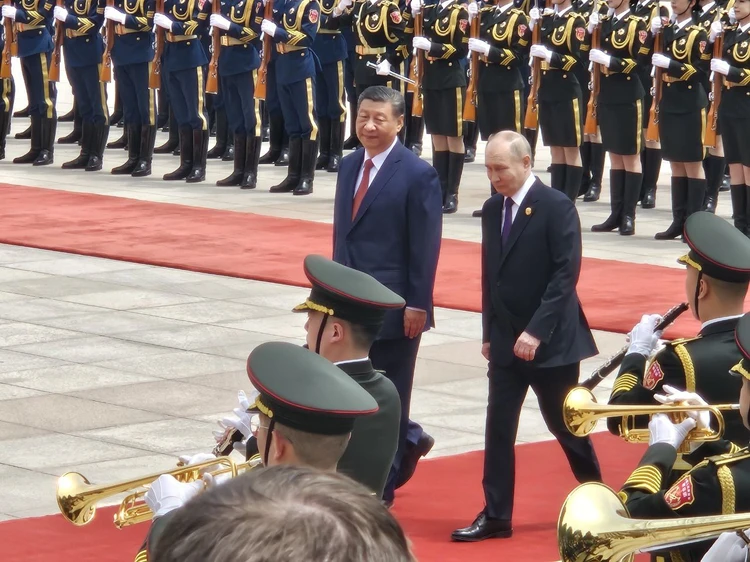 Пекинская жара, малышня с цветами и наш Aurus: как встречали Путина в Пекине