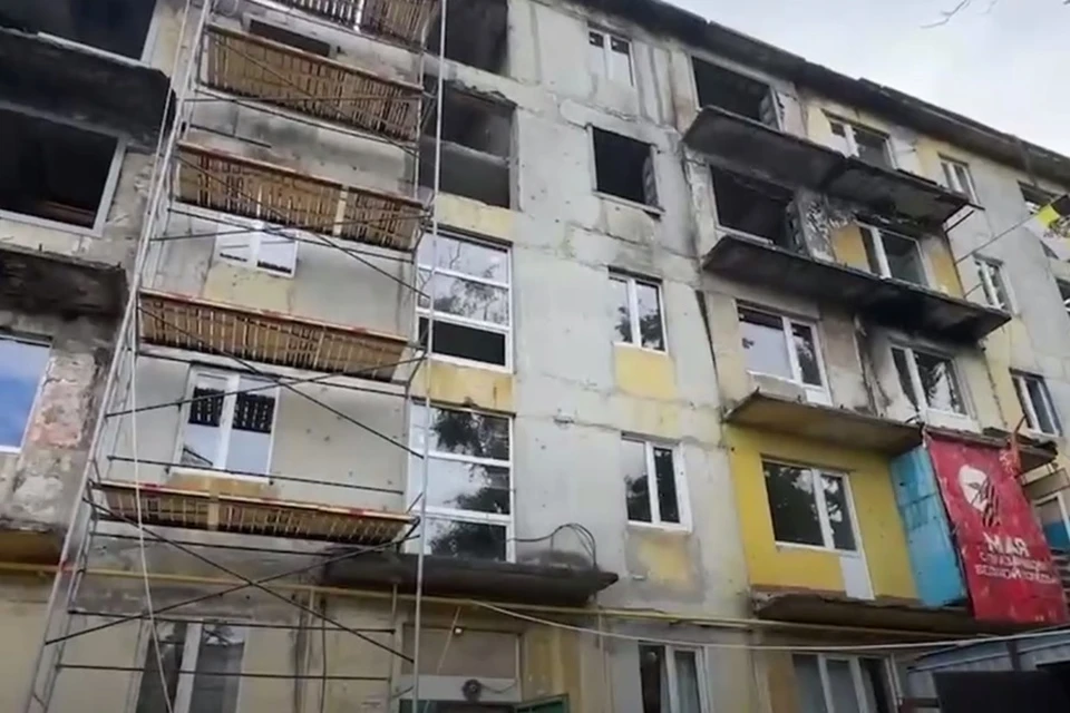 Специалисты приступили к восстановлению дома по проспекту Ленина в Мариуполе. Фото: ТГ/Солнцев