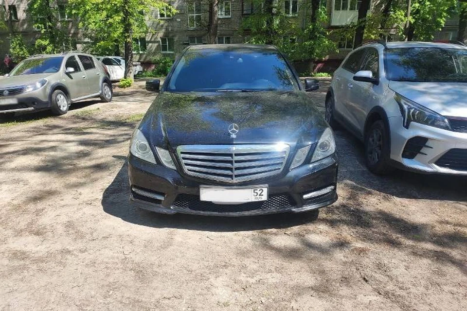 Водителя Mercedes оштрафовали за езду по тротуару у школы в Нижнем Новгороде.