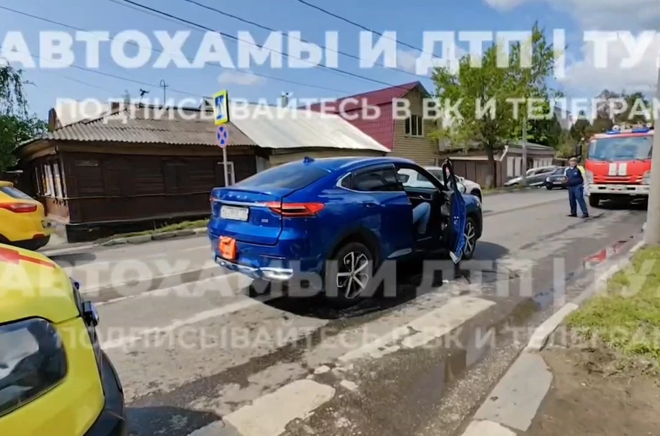 В центре Тулы на пешеходном переходе сбили женщину. Фото: "Автохамы и ДТП. Тула".