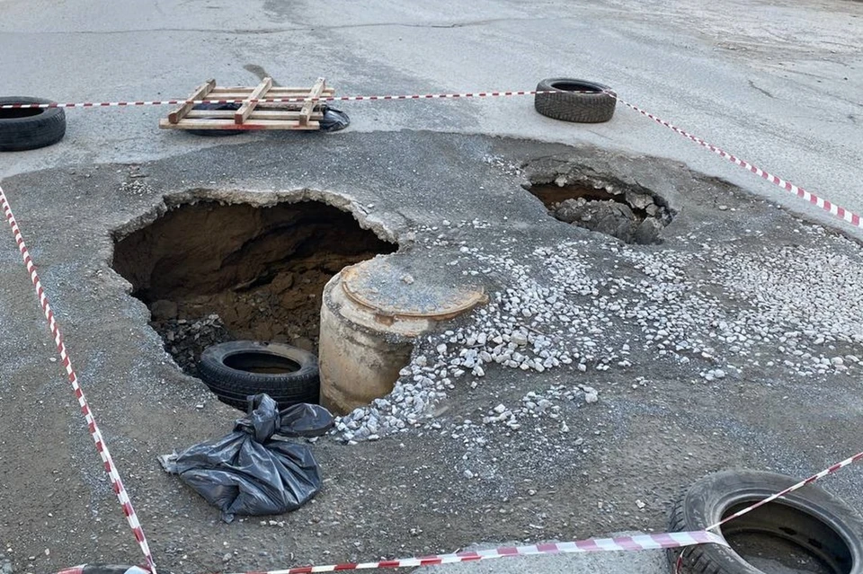 В Октябрьском районе появилась яма в несколько метров глубиной. Фото: Предоставлено Сергеем