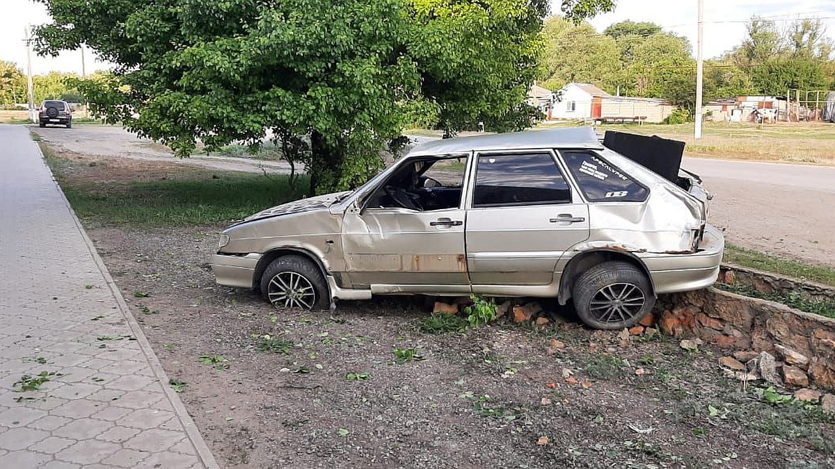 Молодой водитель скончался в перевернувшемся ВАЗе под Волгоградом - KP.RU