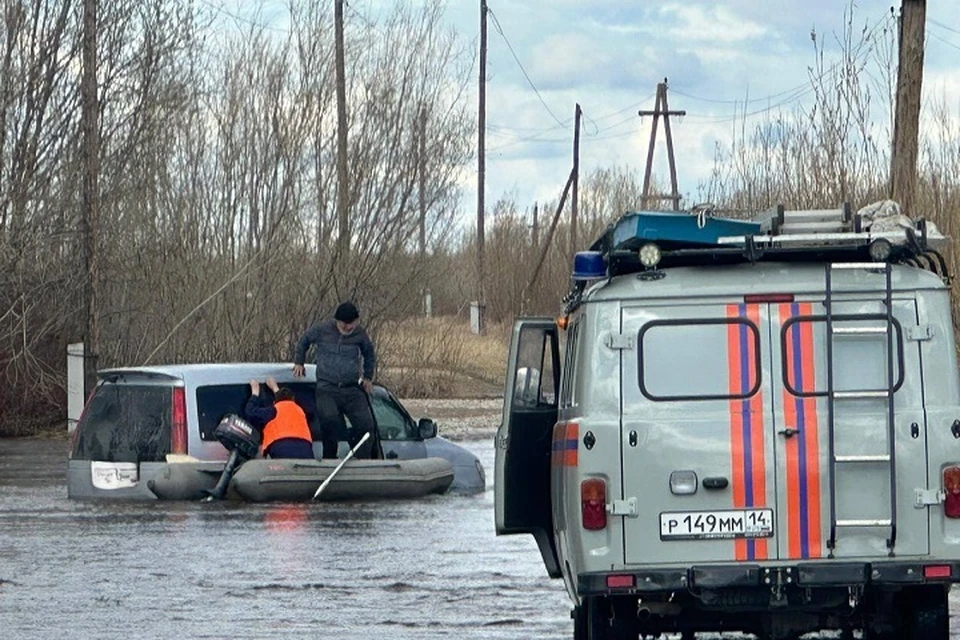 Двоих водителей и пассажира спасли из застрявших в воде машин в Якутске Фото: Служба спасения РС (Я)