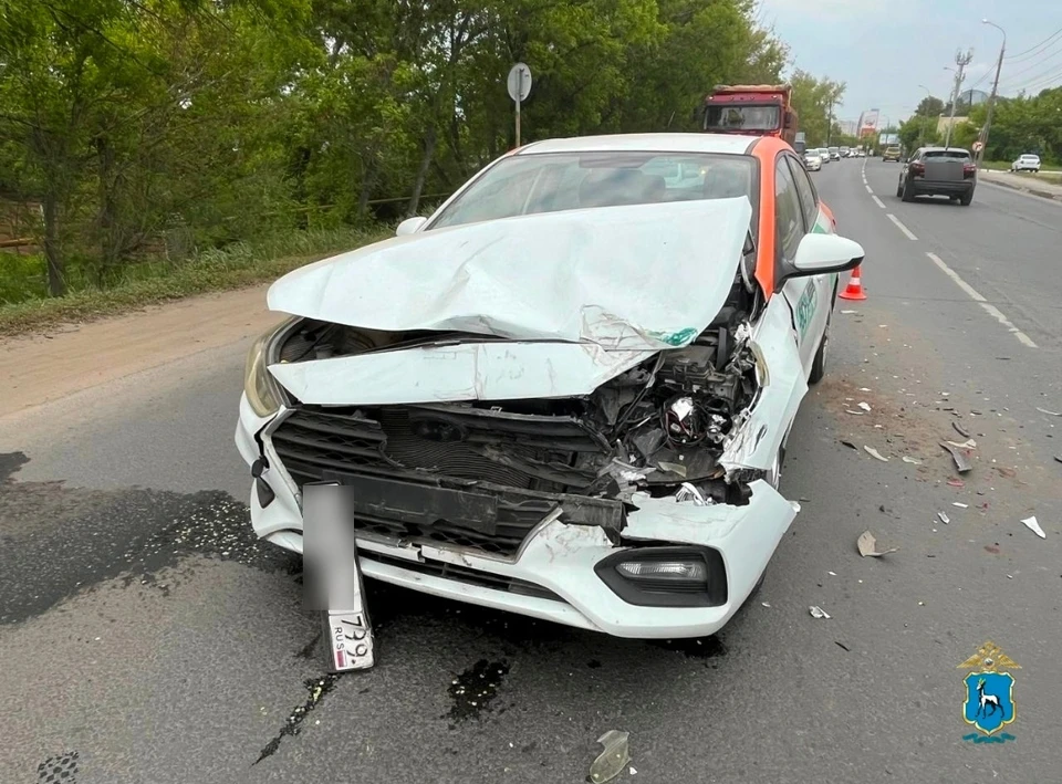 Водитель Hyundai Solaris не выдержал дистанцию до идущего впереди кроссовера.
