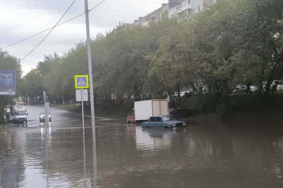 Ветер снес часть крыши, из-за стихии рухнула стена: Новосибирцы показали, как справляются с сильнейшим ливнем. Фото: читатели КП