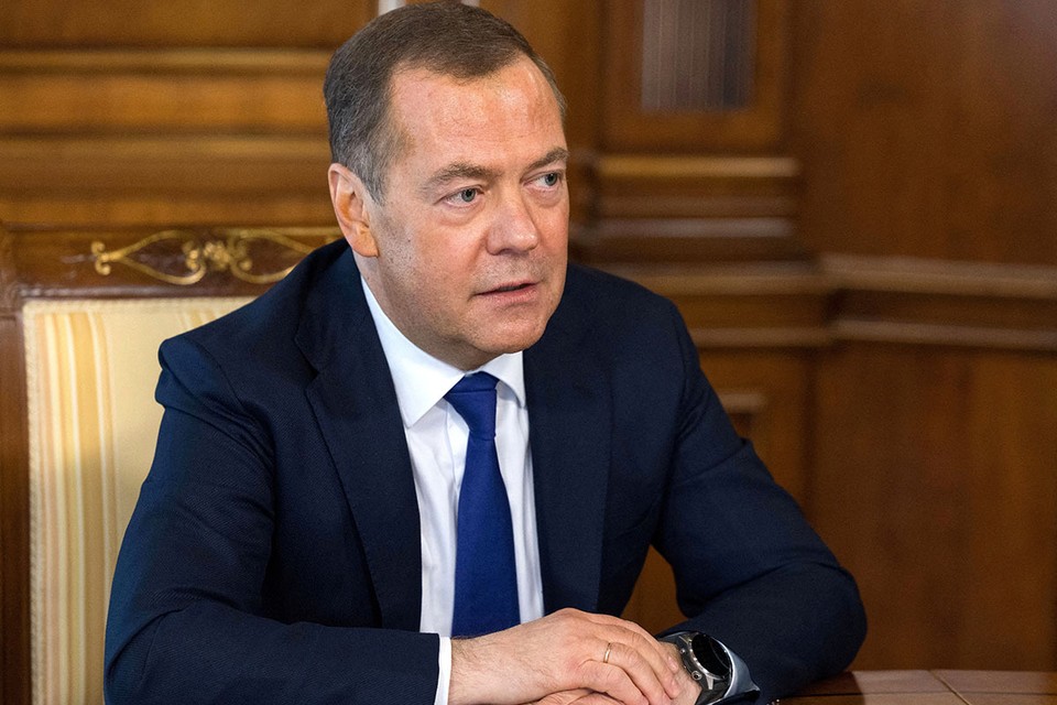Медведев предложил Зеленскому перед трибуналом подписать акт о капитуляции