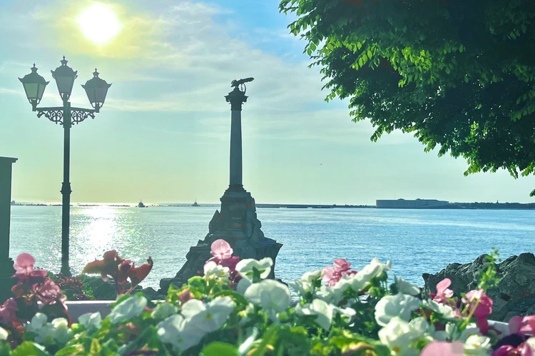 Севастополь готовится к лету: школьные экзамены, уборка пляжей и преображение парков