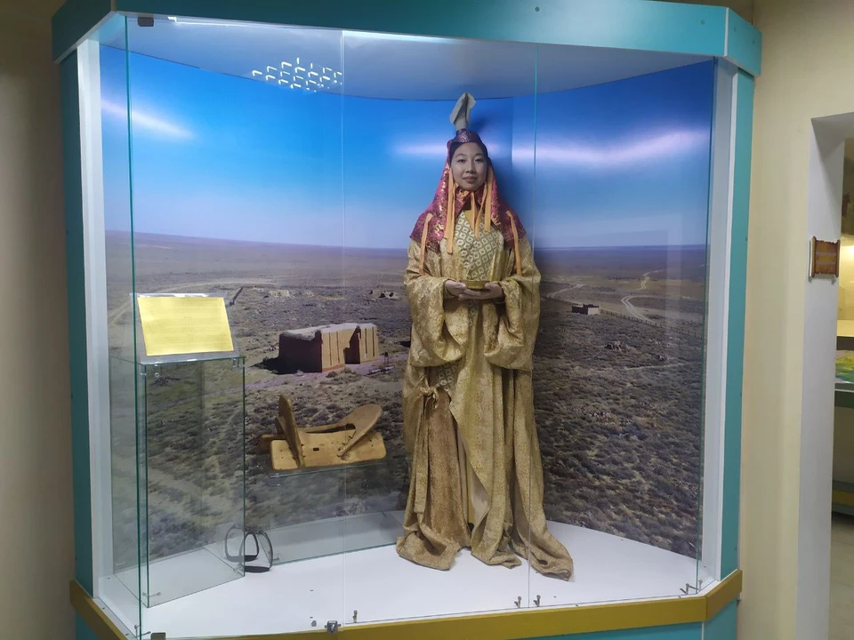 Насыщенная программа включала театрализованную экскурсию «Ожившая история» по экспозициям музея, площадку «Тюркские письмена», ярмарку, мастер-классы по тюркской грамоте и декоративно-прикладному искусству, интересные игры и квесты.
