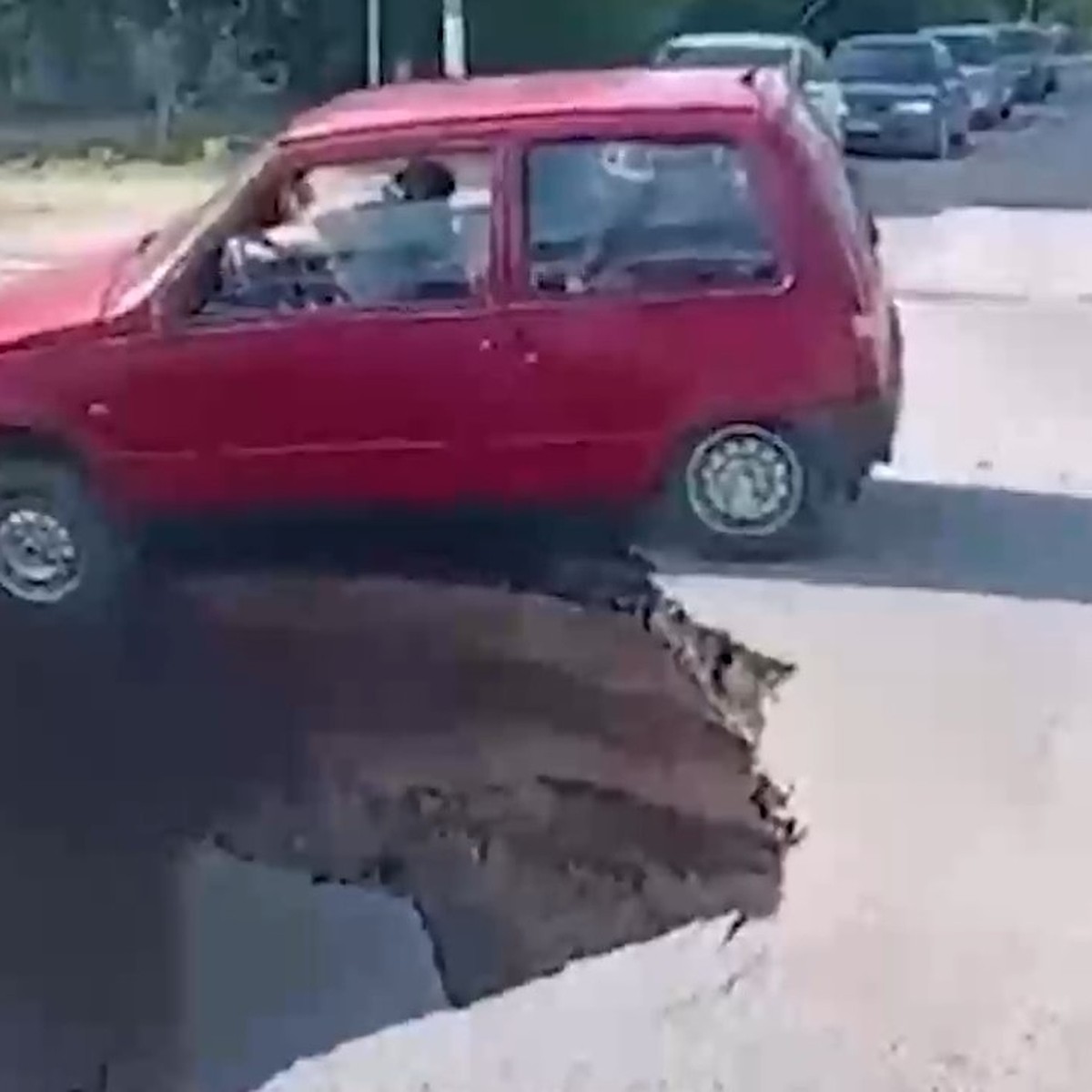 В Волгоградской области спасли водителя «Оки», чуть не упавшей в огромный  провал на дороге в Урюпинске - KP.RU