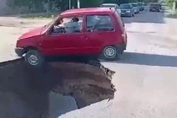 В Волгоградской области спасли водителя «Оки», чуть не упавшей в огромный провал на дороге