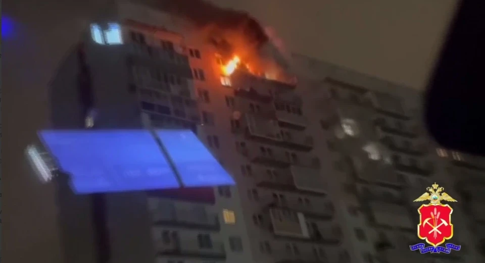 Балкон загорелся ночью, когда жители дома уже спали.