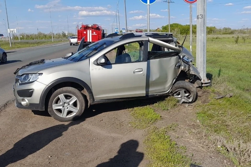 У машины смяло заднюю часть кузова