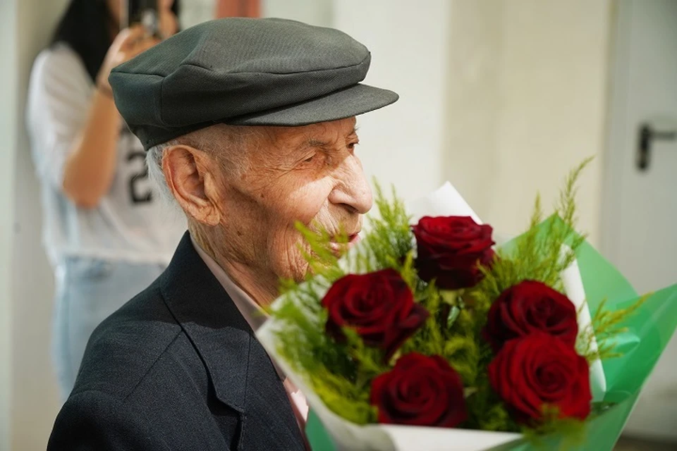 В Мариуполе поздравили ветерана Великой Отечественной войны со 105-летием