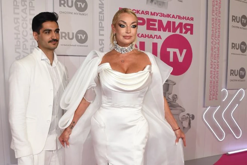 Балерина появилась на премии «Ру.ТВ» в свадебном наряде