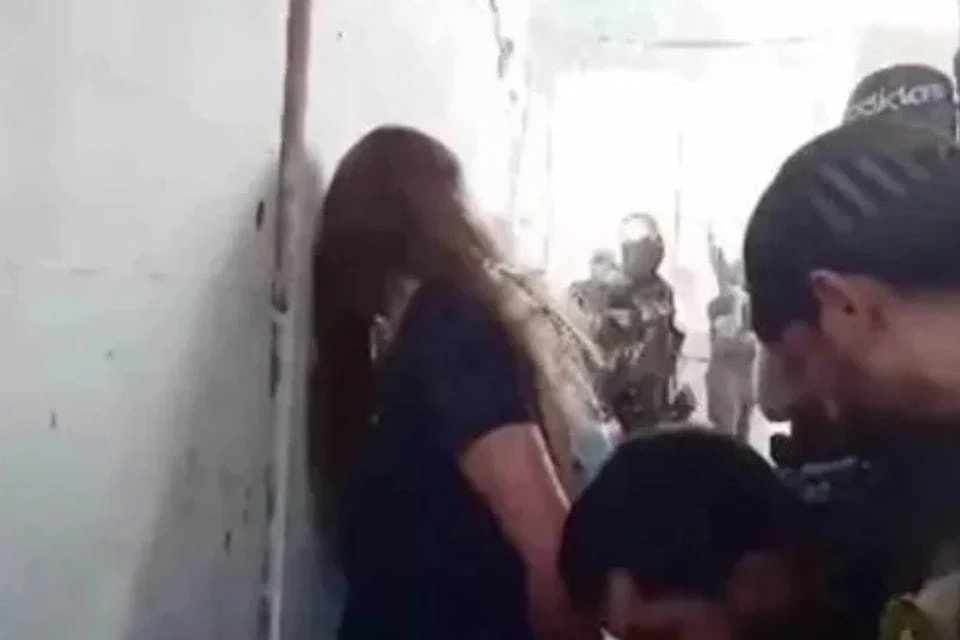 В Израиле показали видео похищения ХАМАС девушек с военной базы 7 октября. Фото: Стоп-кадр из видео, опубликованного израильской организацией «Форум семей заложников»
