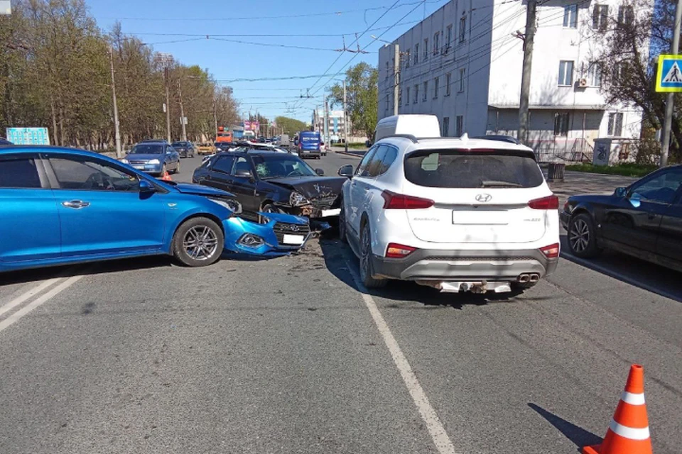 Авария случилась на Октябрьском проспекте. Фото: ГИБДД Кировской области