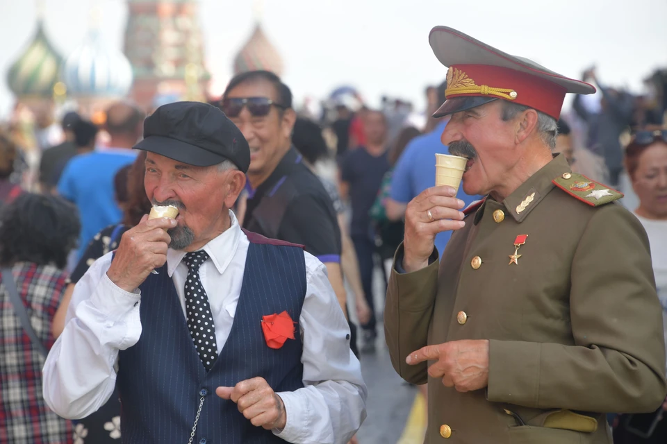 Одно из главных достижений пищевой промышленности СССР - мороженое стало доступно и зимой, и летом