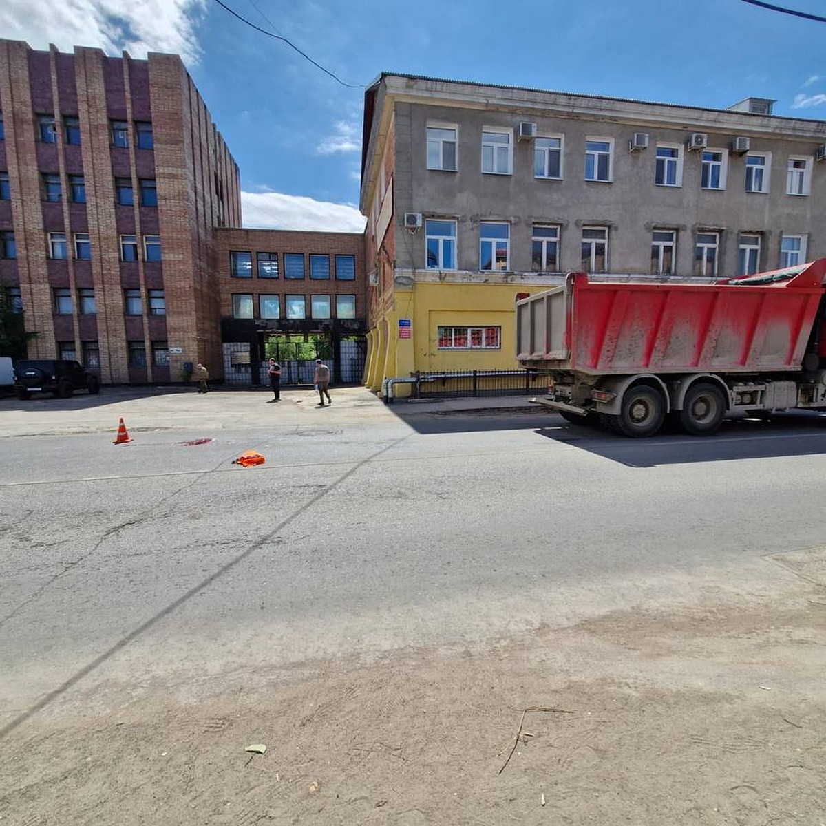 На улице Неверова в Самаре грузовик наехал на женщину-пешехода - KP.RU