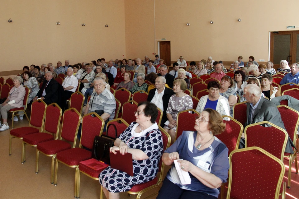 Депутаты горсовета поприветствовали участников XIV отчётной конференции ветеранской организации. Фото: Смоленский городской Совет.