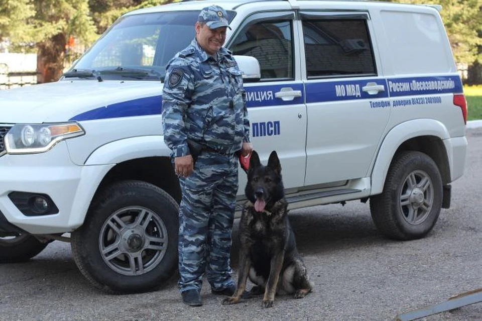 Собака Жизель вместе с кинологом.