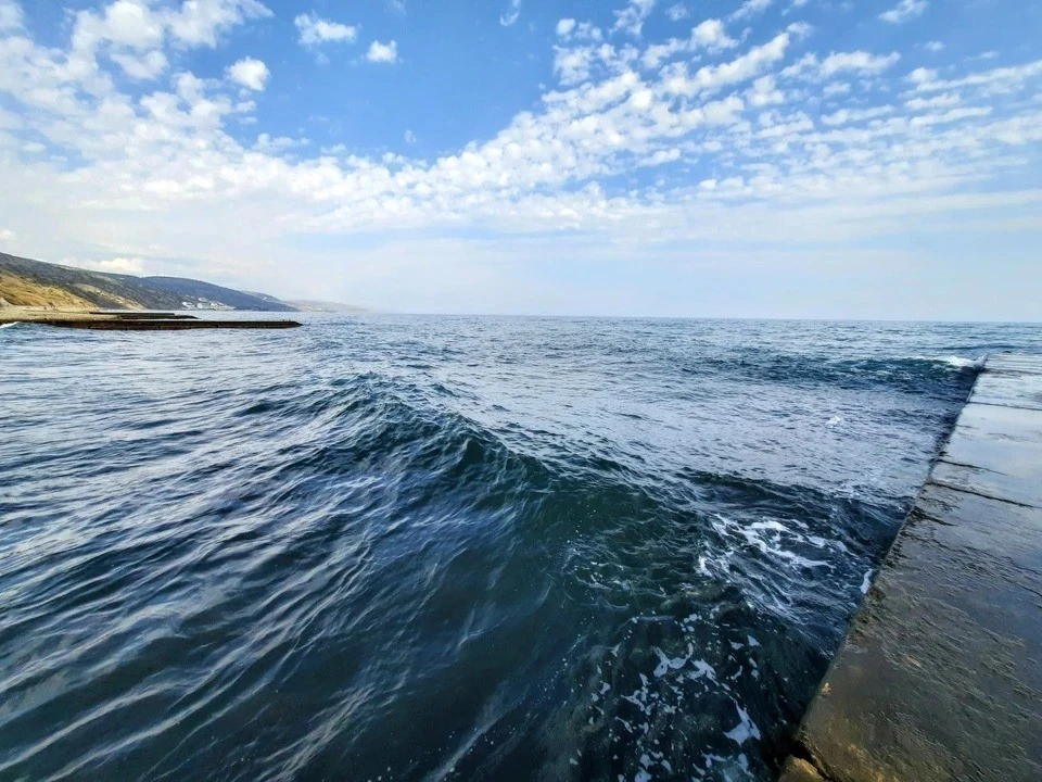 В МЧС сообщили о трехметровых волнах на море в Крыму