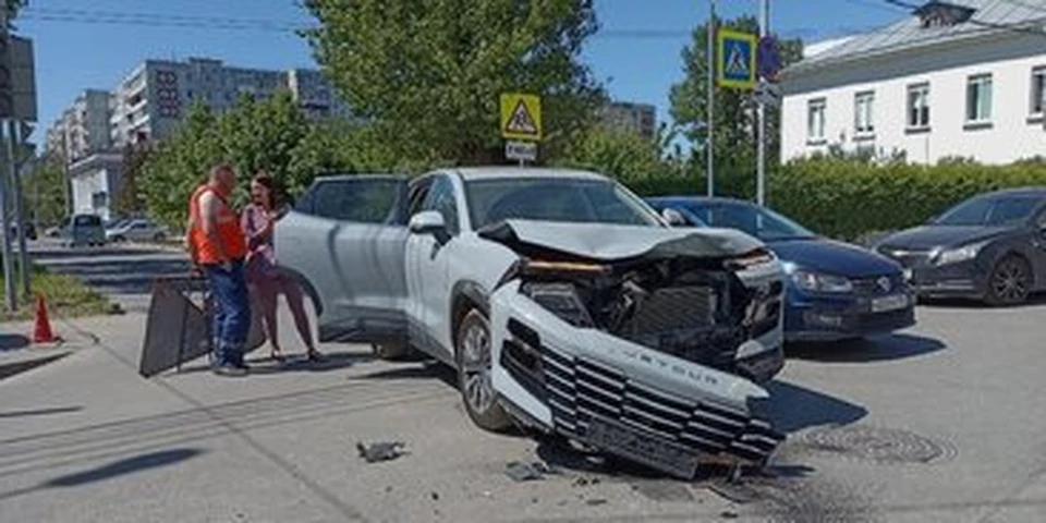 В центре Тулы на проезжей части иномарка лишилась бампера. Фото: «ЧП Тула».