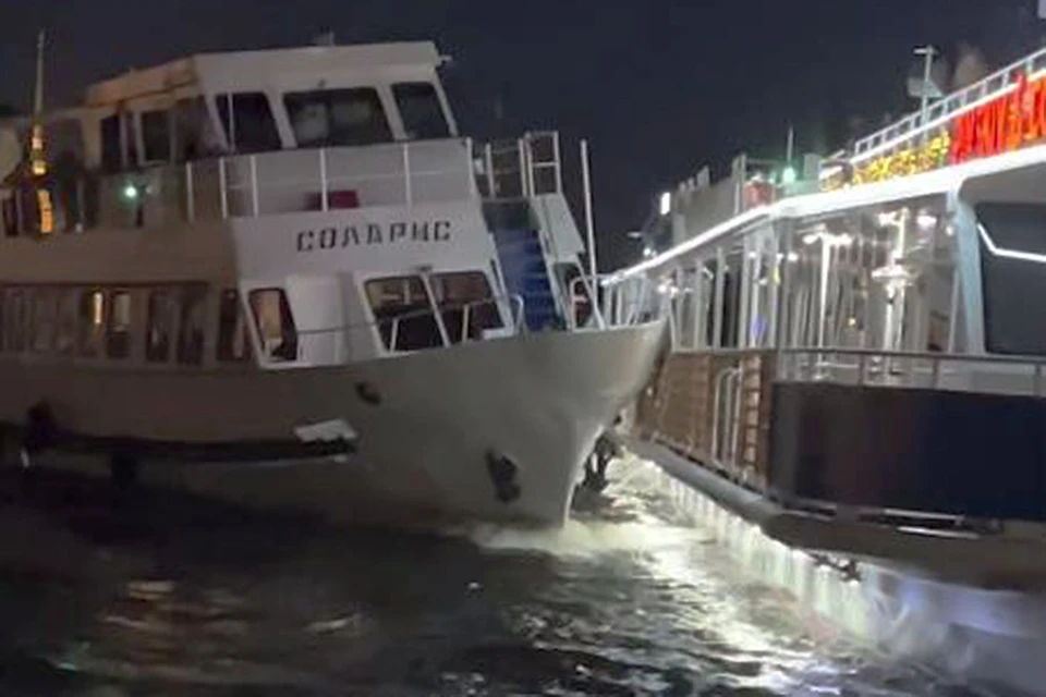 Теплоход врезался в туристическое судно. Фото: кадр из видео.