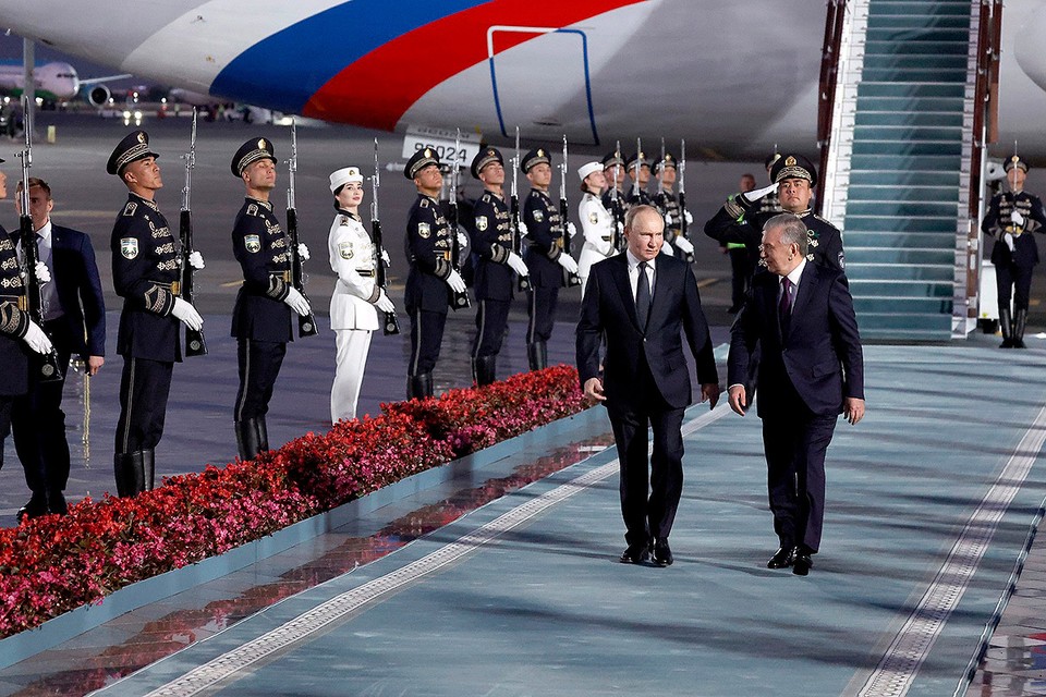 В Ташкенте Путина приветствовали триколорами и алыми розами: Что обсудит президент РФ с лидером Узбекистана