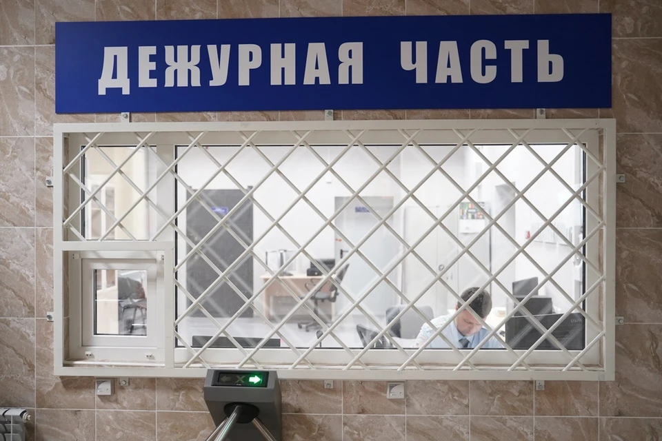 Полицейские провели поквартирный обход соседних домов.