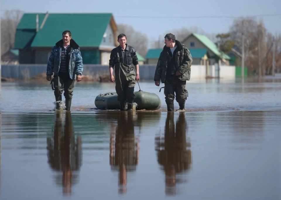 Спасатели МЧС Якутии ликвидируют последствия паводка в Намском районе