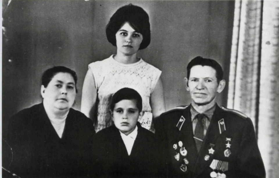 Илларион Романович Васильев с женой и с младшими детьми - Галиной и Анатолием. Фото - архив семьи.