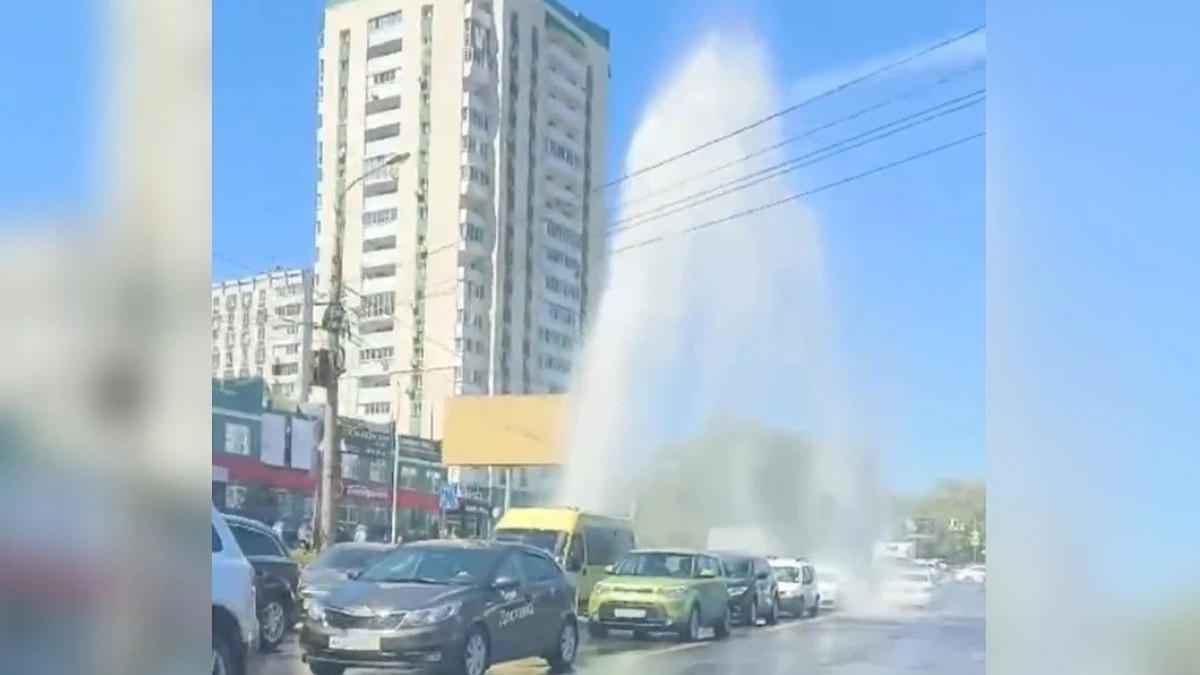 Легковой автомобиль опрокинулся из-за дефекта на теплосети в Самаре - KP.RU