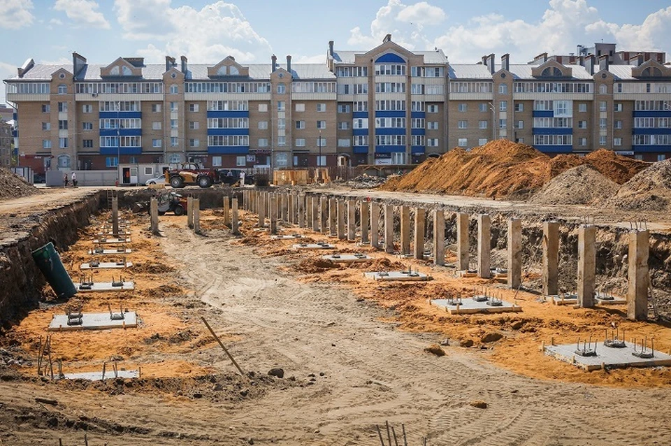 В Рыбинске за дворцом спорта «Полет» продолжается строительство ледовой арены.